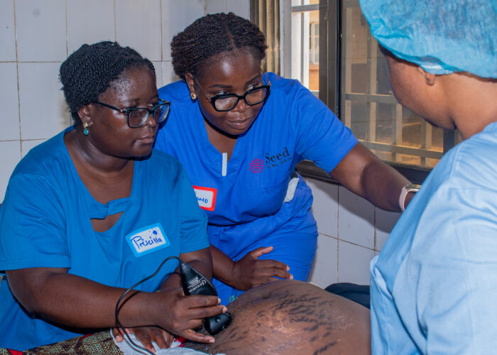 Seed Educators Dr. Priscilla and Chisomo demonstrate how to use the point-of-care ultrasound (POCUS) devise during the session.